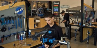 Fahrradwartung: So vermeiden Sie typische Schrauberfehler Eine gut eingerichtete Werkstatt ist das A und O, ob im professionellen Umfeld oder daheim im Radkeller.