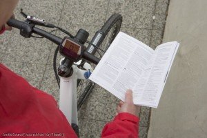 Auch wenn der Fachhändler eine perfekte Einweisung in das neue Fahrzeug erteilt hat: Ein regelmäßiger Blick ins Handbuch des Herstellers sei jedem angeraten, nicht nur, wenn das Display Fehlermeldungen ausgibt oder gar stumm bleibt.