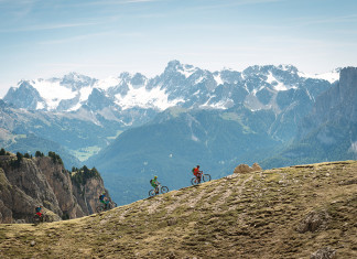 Fahrtechnik und Sicherheit für eMountainbiker Neues Fahrgefühl bergauf: eBikes auch im Gelände immer beliebter.