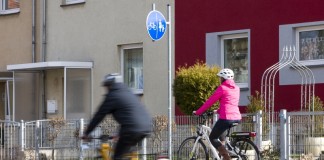 StVO Novelle – Neues Verkehrsschild für E-Bikes / ZIV fordert Nachbesserungen Neue Fahrzeuge neue Regeln! Während Pedelecs bis 25 km/h wie Fahrräder den Radweg benutzen müssen, gehört die schnelle Klasse (mit Versicherungskennzeichen) innerorts auf die Straße!