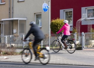 StVO Novelle – Neues Verkehrsschild für E-Bikes / ZIV fordert Nachbesserungen Neue Fahrzeuge neue Regeln! Während Pedelecs bis 25 km/h wie Fahrräder den Radweg benutzen müssen, gehört die schnelle Klasse (mit Versicherungskennzeichen) innerorts auf die Straße!