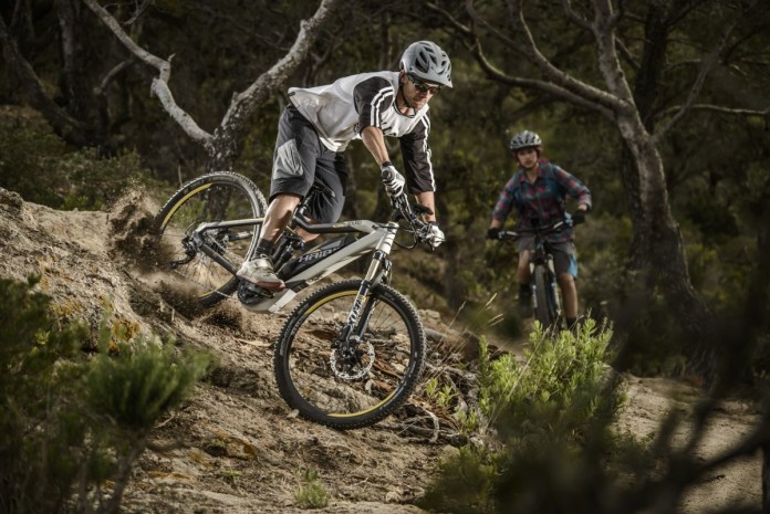 Epische Trails werden mit dem E-MTB noch traumhafter. Man fliegt nur so die Anstiege hinauf und findet sich plötzlich am Anfang einer weiteren himmlischen Abfahrt. Epische Trails werden mit dem E-MTB noch traumhafter. Man fliegt nur so die Anstiege hinauf und findet sich plötzlich am Anfang einer weiteren himmlischen Abfahrt.