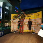 Guido Tschugg reckt sein Siegerbike in die Höhe.