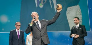 VAUDE gewinnt GreenTec Award 2016 Stolz präsentiert Jan Loch von VAUDE den GreenTec Award