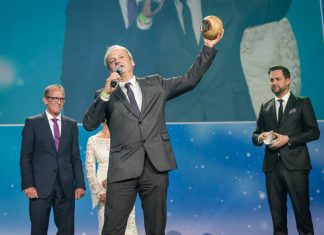 VAUDE gewinnt GreenTec Award 2016 Stolz präsentiert Jan Loch von VAUDE den GreenTec Award