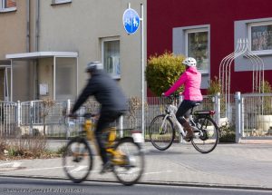 Neue Fahrzeuge  neue Regeln! Während Pedelecs bis 25 km/h wie Fahrräder den Radweg benutzen müssen, gehört die schnelle Klasse (mit Versicherungskennzeichen) innerorts auf die Straße!