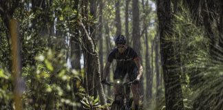 Frontleuchte und Action Kamera in einem – Die Cycliq Fly12 Cycliq Fly12 Mountain Bike Action selbst bei Regen kein Problem