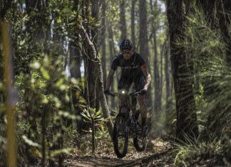 Frontleuchte und Action Kamera in einem – Die Cycliq Fly12 Cycliq Fly12 Mountain Bike Action selbst bei Regen kein Problem