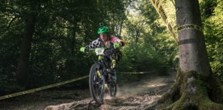 Enduro One: Mit 100% am Berg der Kelten Konzentriert über die Wurzelpakete der Rutsche auf Stage 7