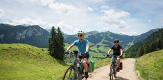 Bosch eBike Systems auf der CMT in Stuttgart Mit dem elektrischen Antrieb am Fahrrad lassen sich Ziele noch effizienter, öko- nomischer und ökologisch nachhaltiger erreichen.