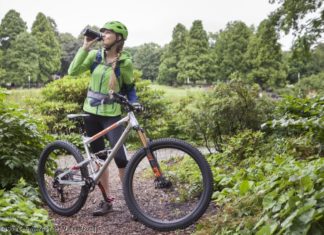 30 Grad und brütende Hitze – 9 Tipps für „coole“ E-Biker Viel Trinken ist bei der Hitze angesagt.