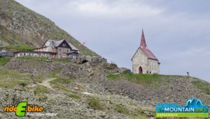 Die Latzfonser Hütte und die Wallfahrtskirche