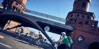 Berlin calling – Auf StreetArtTour durch Berlin Mit dem E-Bike über die Oberbaumbrücke. Tolle Location.