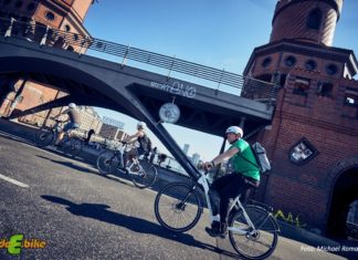 Berlin calling – Auf StreetArtTour durch Berlin Mit dem E-Bike über die Oberbaumbrücke. Tolle Location.