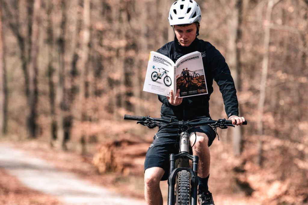Die Print-Edition des E-Mountainbike-Magazin sollte man nicht auf dem E-Bike lesen.