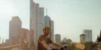 Eurobike Convention – Bühne frei für die Verkehrswende Eurobike Convention - Lastenrad vor Skyline