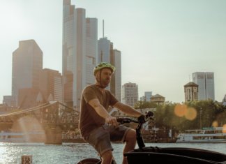 Eurobike Convention – Bühne frei für die Verkehrswende Eurobike Convention - Lastenrad vor Skyline